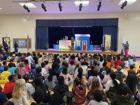 Thank you to the Columbia Marionette Theatre for joining us this morning and sharing your 'Litter Trashes Everyone' program with our Beacons! What a great way to celebrate #EarthDay2024! @RichlandTwo