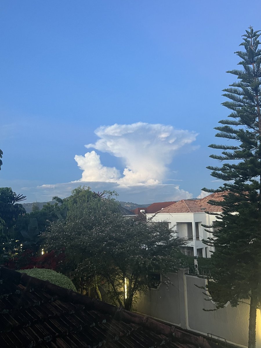 That is one ominous thunder cloud. 🇷🇼🌩️⛈️