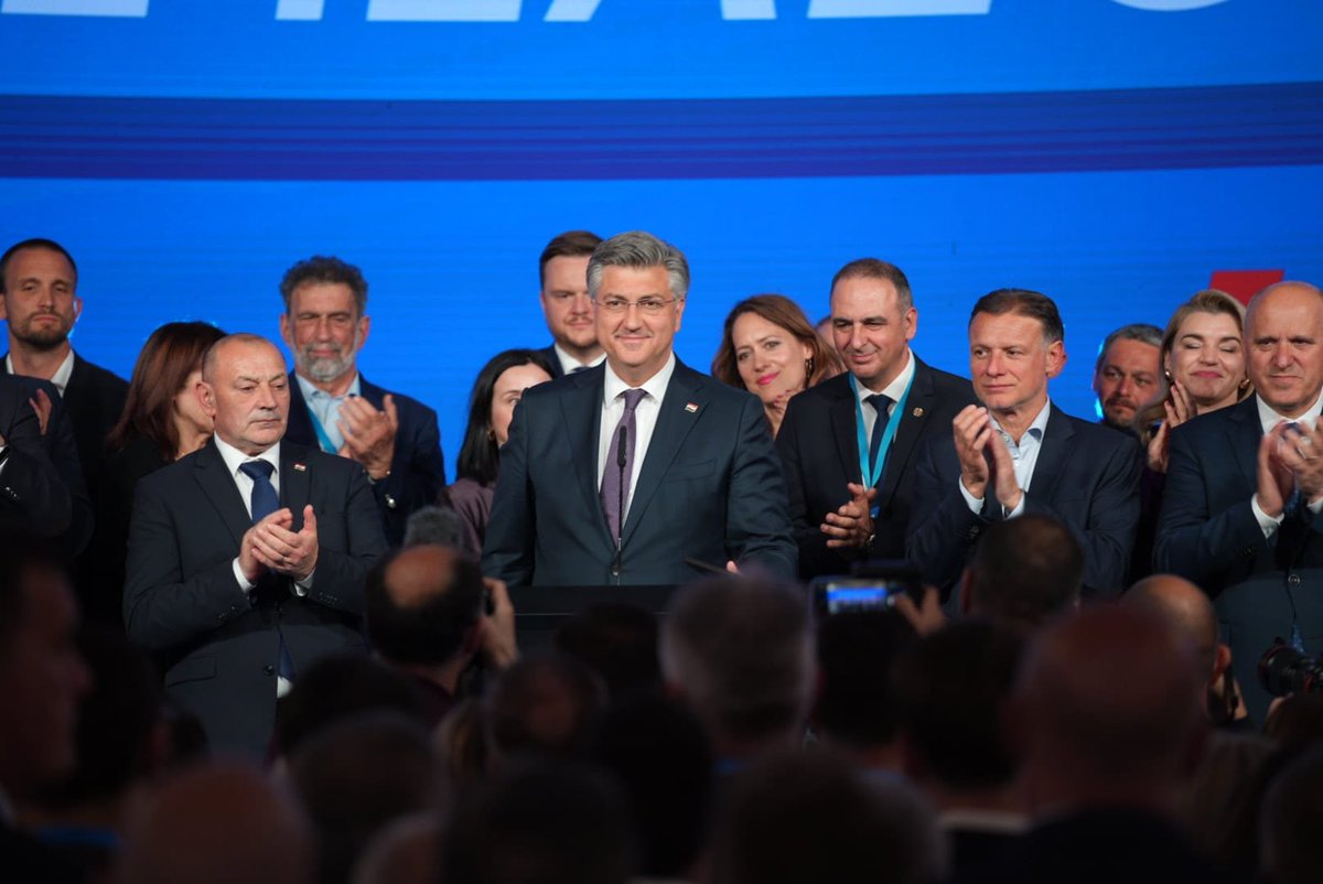Prime Minister & 🟦HDZ (EPP) leader Andrej Plenković confirmed the rumor that he will lead the HDZ list for the EP elections! He announces it's 'a winning list'
Plenković denied the opposition's attacks that he is 'escaping to Brussels'🇪🇺
#EP2024