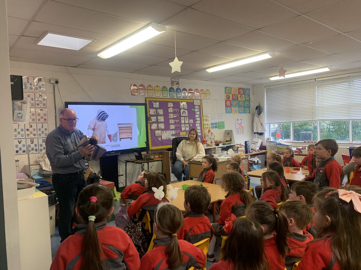 Naíonáin Bheaga met John 🐝 🍯 this morning and he taught us lots of interesting facts about bees. 🌷 🐝 🍯