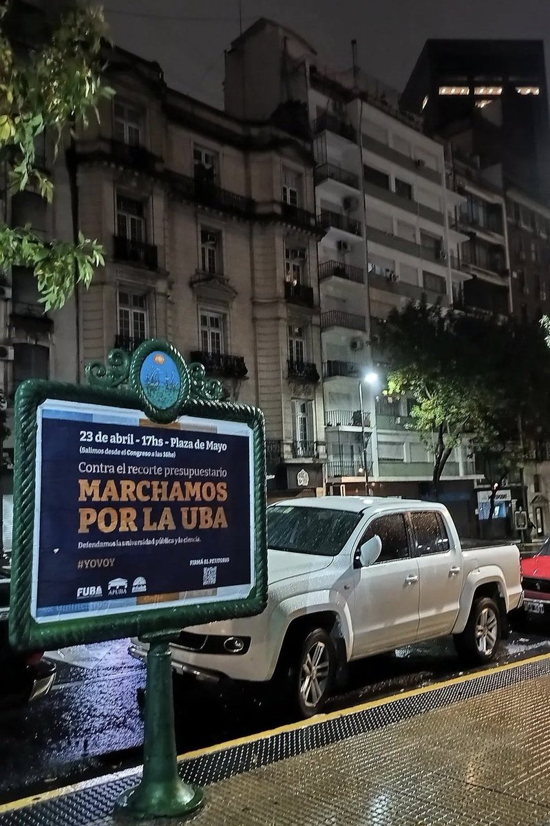 BetoMendeleiev_'s tweet image. Parece que la UBA tiene guita para afiches pero no para prender la luz de los pasillos o dejar que los alumnos usen los ascensores