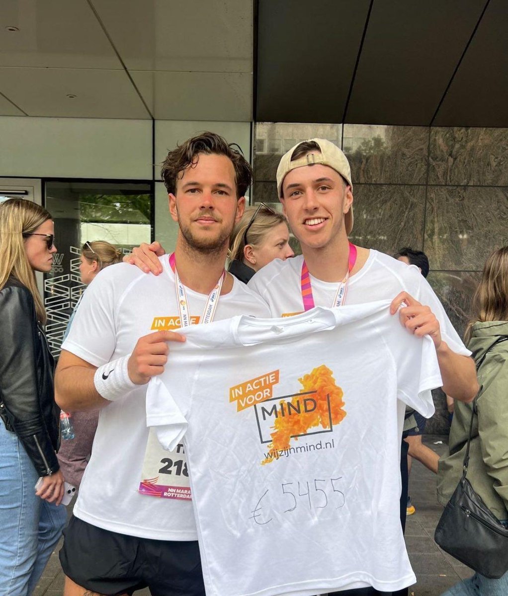 Broers Daan en Thijs verloren in 2020 hun vader, die worstelde met psychische problemen. Afgelopen week renden ze samen de hele @marathonrotterdam voor MIND 🧡👏🏻 'Het gaf ons veel kracht om voor deze mooie organisatie te kunnen lopen' #MarathonRotterdam #Sponsorloop