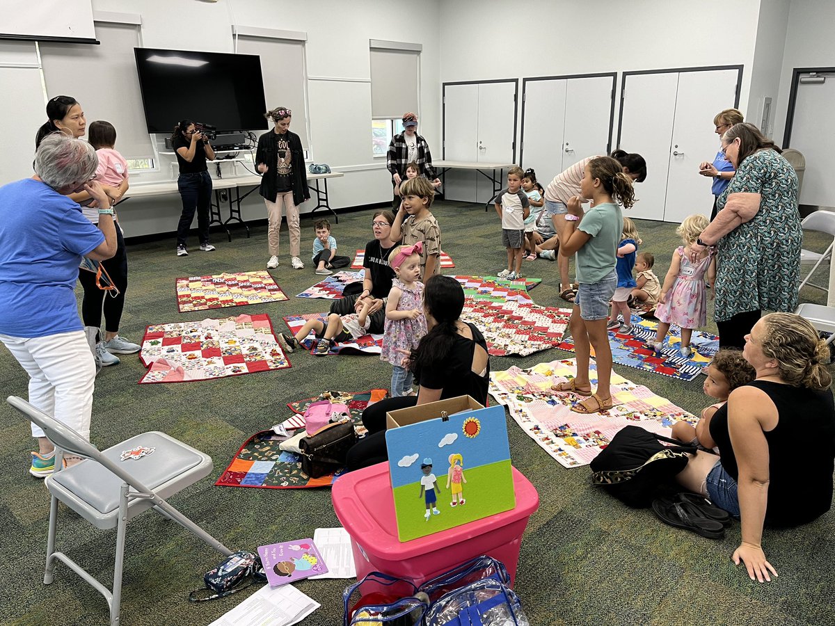 TduvallTPF's tweet photo. Soar in 4 Storytime read a book, sang songs, counted, & learned new vocabulary today! So much fun family engagement! #suncoastremakedays #remakedays #soarin4 @ThePattersonFdn @SuncoastCGLR @LeerPara3ro https://t.co/1M1rdYhnx4