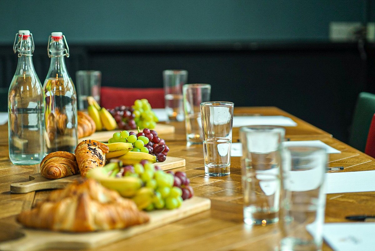 We’re one of few meeting spaces in Putney, with a fully private room and access to a screen, HDMI, flipchart, music control & 3 different packages to chose from. And you’re in the perfect place come 5 o’clock, with our 5pm meeting package add ons 💼