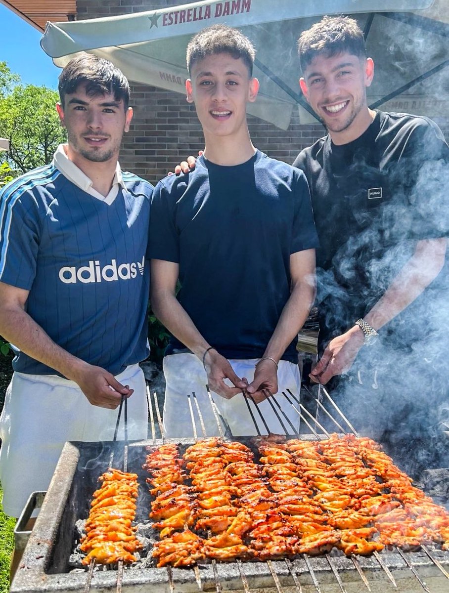 FedeVaIvarde's tweet photo. Barbecue night with my brothers. https://t.co/DqeIhf0eUX