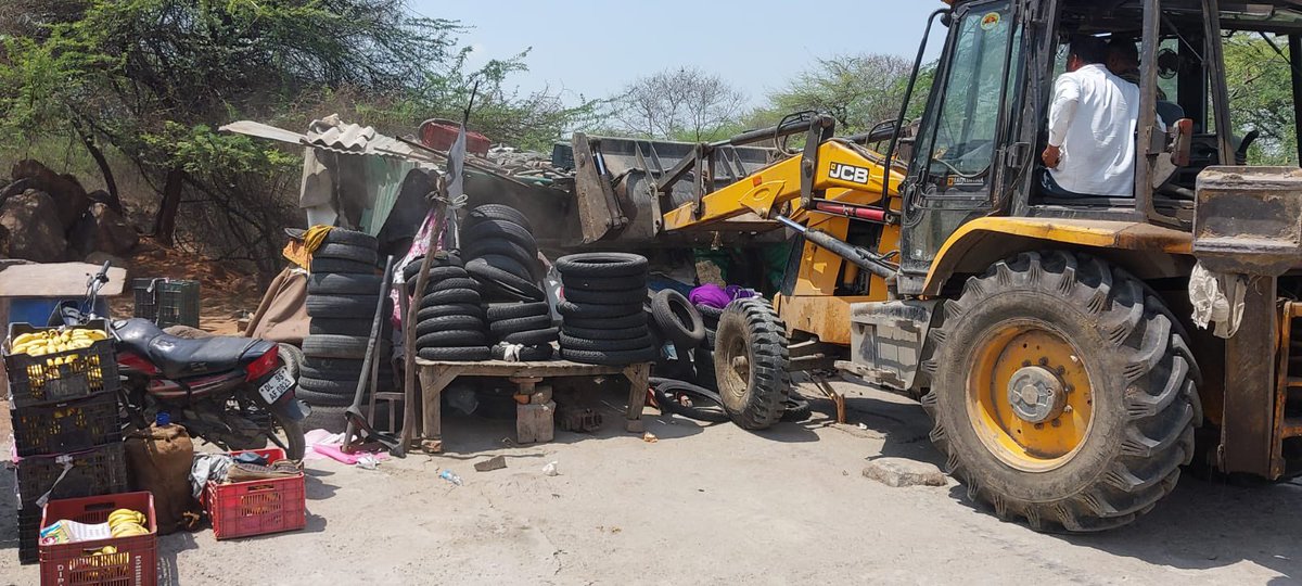 Today, Under the leadership of DCP traffic Usha, Traffic police conducted an anti-encroachment drive at MVN- Pali road, NHPC & Ballabhagarh zone . @DGPHaryana @FBDPolice @DC_Faridabad @DistrictAdm_FBD