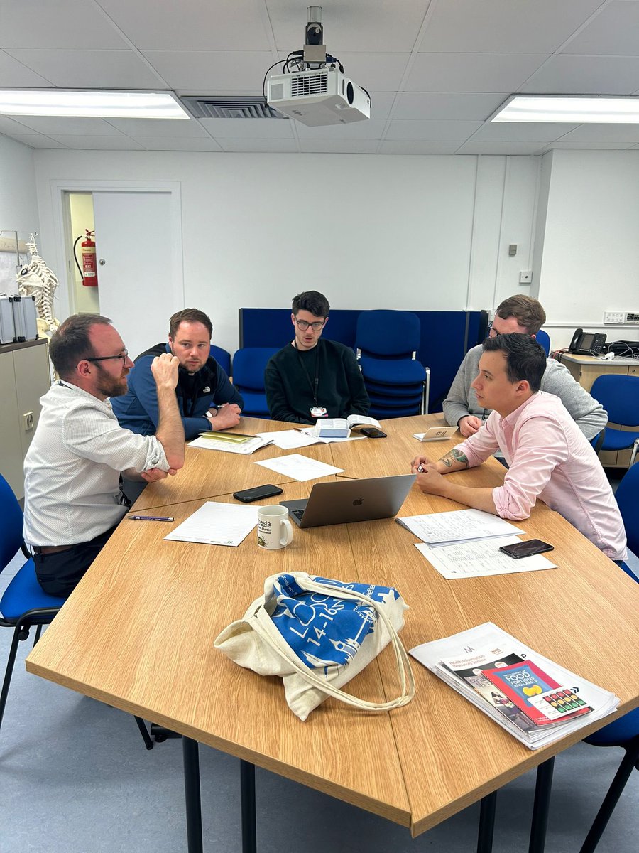 Laura Reid tweet media