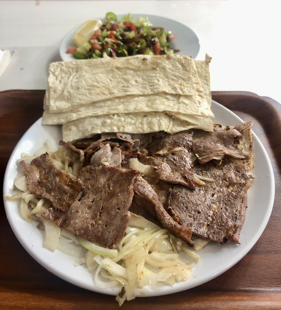 Zeytinburnu Dönercisi Adil Usta. Mardinli gurme bir arkadaşımın tavsiyesini alıp hemen gittim. Döner lezzetli, lavaş ve hafif pişmiş soğan da öyle. Acı biberli çoban salata da çok hoşuma gitti. Bugünkü şartlara göre fiyatları makul bence, 100g’lık porsiyon 200 tl tuttu 😋🥙🌶🥗