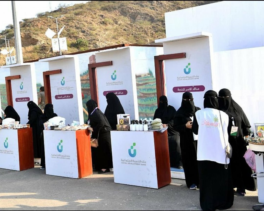 HAYAABDULLAH_SH's tweet image. #من_اسباب_السعاده_عندك
مشاهدة نساء بلادي🇸🇦 العفيفات من الأسر المنتجة وهنّ يعملن بايديهن، لتوفير لقمة العيش ولم يخلعن حجابهن ويتنازلن عن عفافهن وحشمتهن في التيك توك والسناب شات من أجل الحصول على المال ولو بالحرام.
يا رب 🤲 توفقهن وترزقهن وتصبّ عليهن الرزق صبا.…