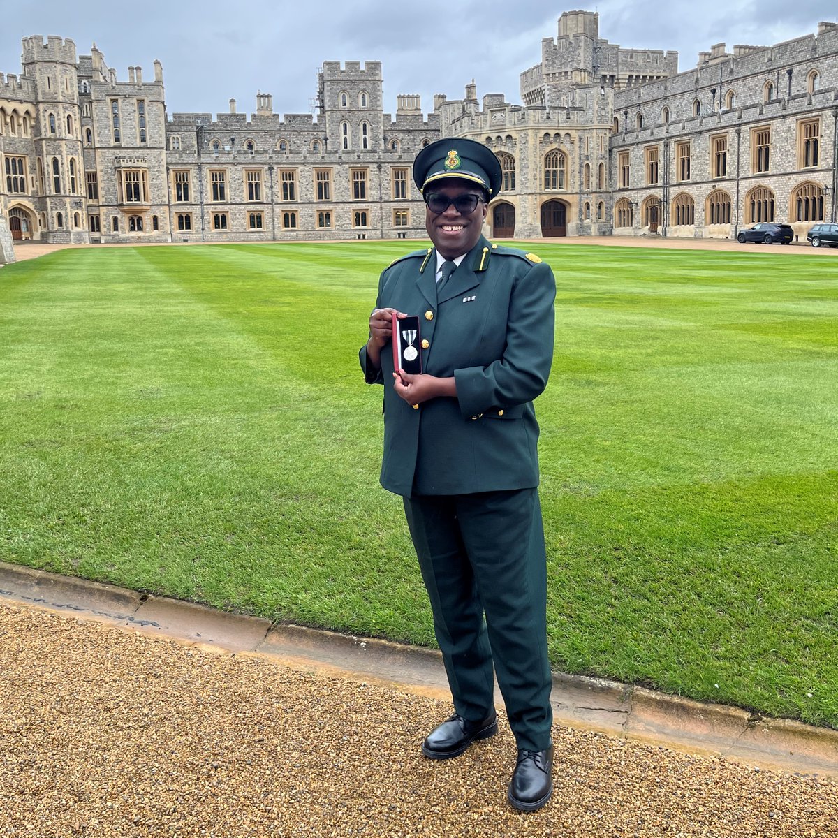 Very well-deserved Royal recognition for Cathy-Anne Burchett, our Associate Director of Operations in #SouthEastLondon 👏 She picked up her King’s Ambulance Medal this month for a career dedicated to helping patients and improving the working lives of our staff. 1/2 🔽