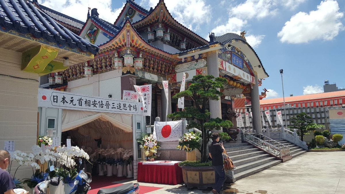 sachimiriho's tweet photo. 遥か高雄の遠く、日本軍人を祀る紅毛港保安堂に張吉雄住職が献花台を置くと3千人もの人々が訪れた。張さんは安倍さん像建立を決意。当初笑顔の予定がどうしても似ず何度もやり直しを依頼、彫刻家に匙を投げられ日本の彫刻家が後を引き継いで漸く似て完成。大変な御苦労をされての建立だったそうです。 https://t.co/KpHayFnJ0d