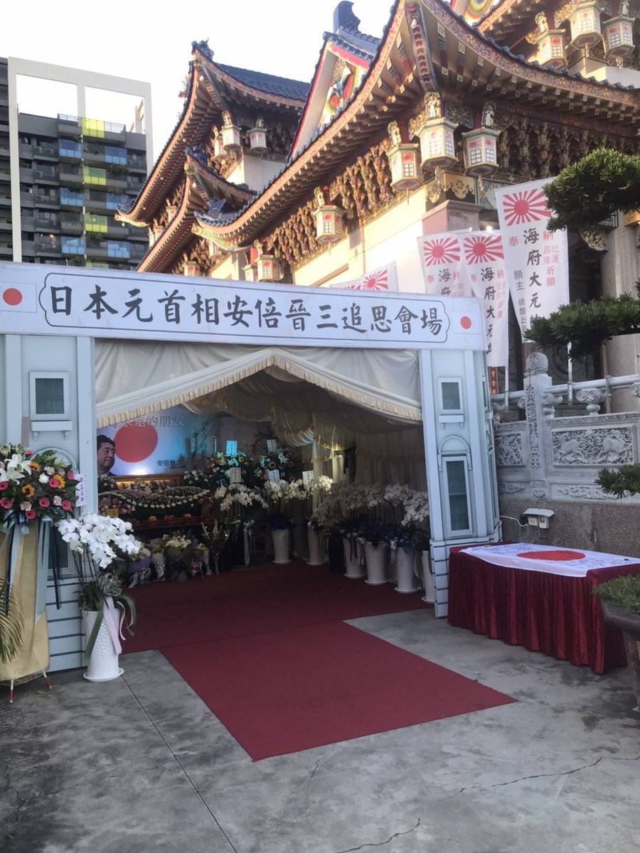 sachimiriho's tweet photo. 遥か高雄の遠く、日本軍人を祀る紅毛港保安堂に張吉雄住職が献花台を置くと3千人もの人々が訪れた。張さんは安倍さん像建立を決意。当初笑顔の予定がどうしても似ず何度もやり直しを依頼、彫刻家に匙を投げられ日本の彫刻家が後を引き継いで漸く似て完成。大変な御苦労をされての建立だったそうです。 https://t.co/KpHayFnJ0d