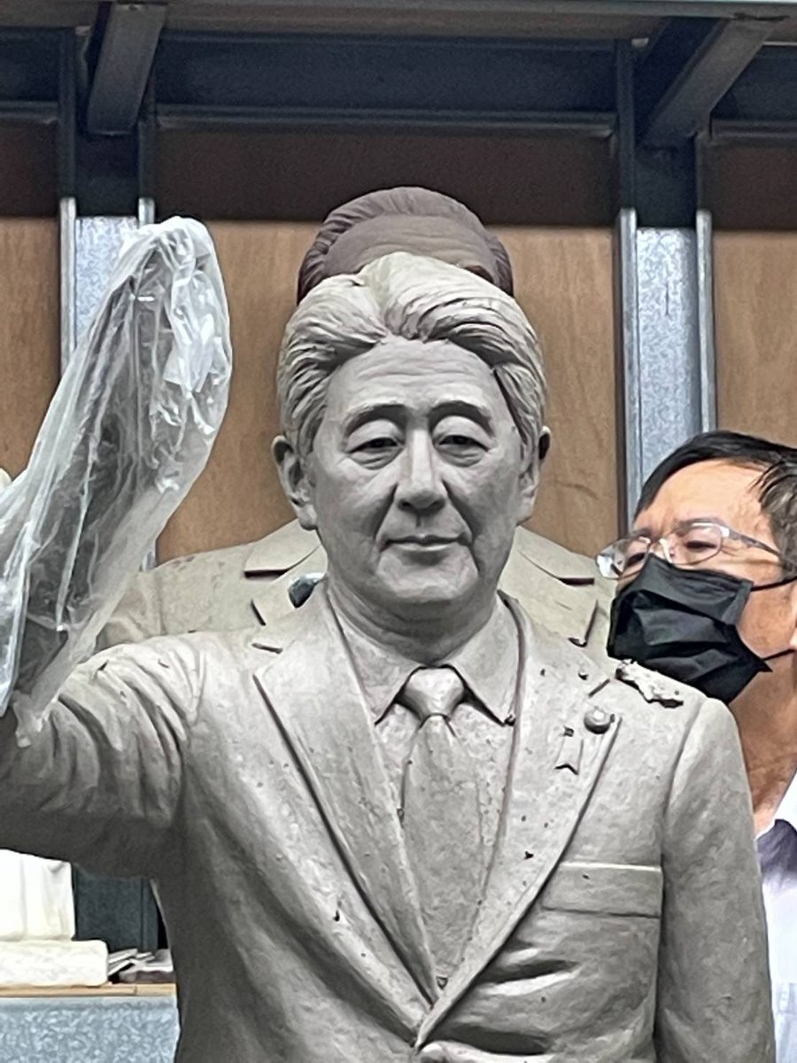 sachimiriho's tweet photo. 遥か高雄の遠く、日本軍人を祀る紅毛港保安堂に張吉雄住職が献花台を置くと3千人もの人々が訪れた。張さんは安倍さん像建立を決意。当初笑顔の予定がどうしても似ず何度もやり直しを依頼、彫刻家に匙を投げられ日本の彫刻家が後を引き継いで漸く似て完成。大変な御苦労をされての建立だったそうです。 https://t.co/KpHayFnJ0d