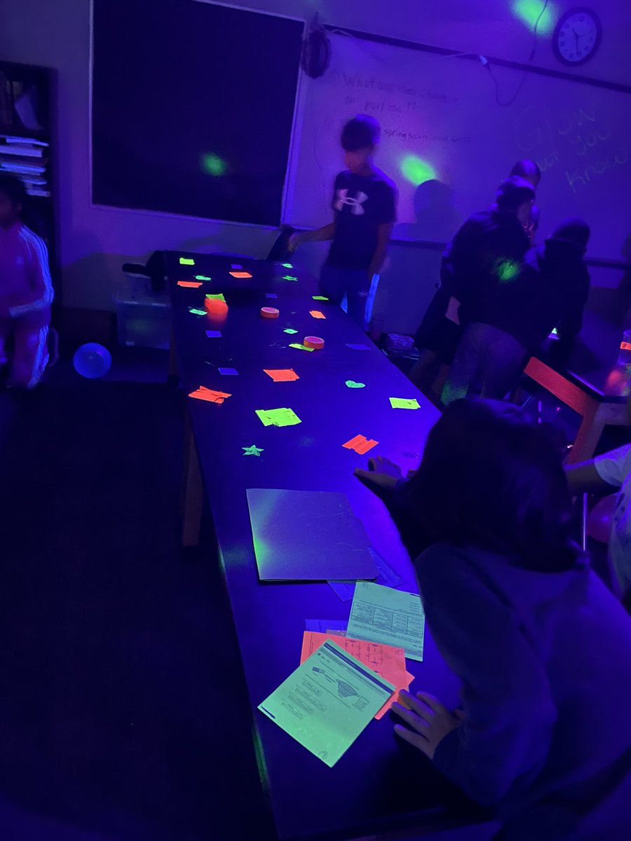 jennie_reid_el's tweet photo. Our roadrunners are enjoying a glow review for the Science STAAR with Mrs. Pedroza!  #JREadventure #LPlegacy @lpisd https://t.co/aTbhjjzbQ6