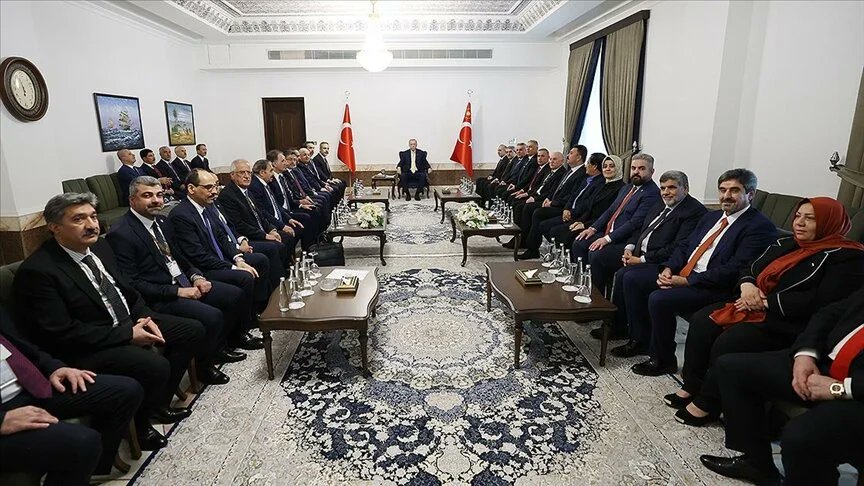 Cumhurbaşkanı Erdoğan, Irak Türkmen toplumu ve Irak Sünni toplumu temsilcilerini kabul etti. Cumhurbaşkanı Recep Tayyip Erdoğan, Bağdat'ta Irak Türkmen toplumu ile Irak Sünni toplumu temsilcilerini kabul etti.