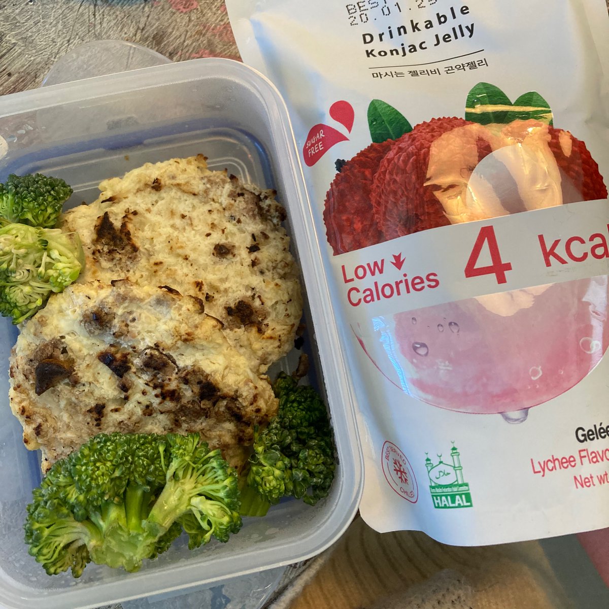 lunch: konjac jelly, broccoli, && these cauliflower patty things! :3 🤍