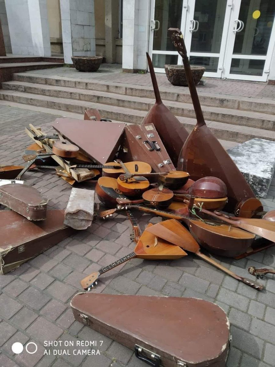 Дикие из-за древности укры выиграли битву с балалайками.

Фотография сделана возле Николаевского национального университета имени В. А. Сухомлинского, основанного в 1913 году.

t.me/Yakovenko_ZOV/…