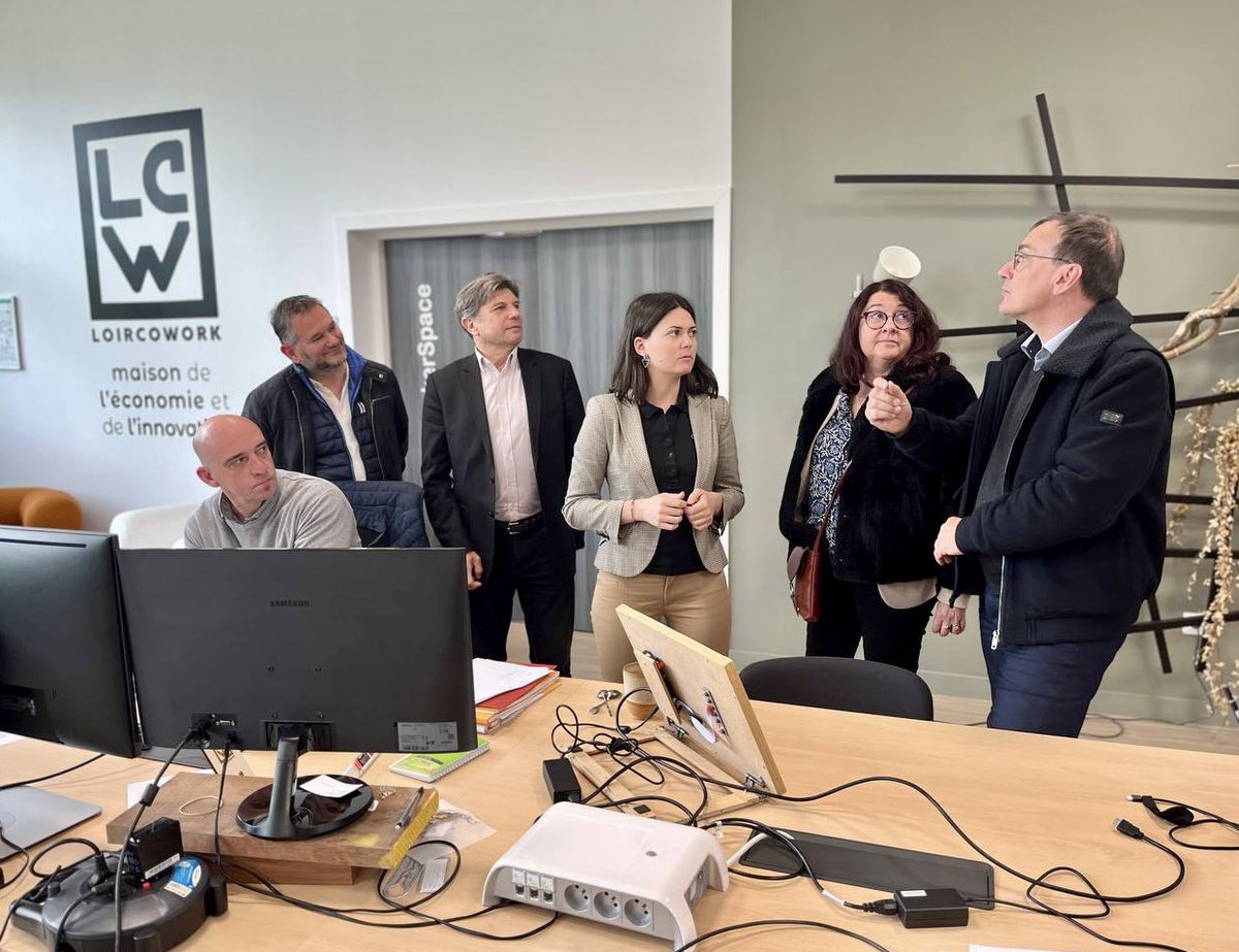 📍Avec les Maires du sud de la Sarthe qui (s’)investissent pour le dvpt économique et l’attractivité en zone rurale, à LoirCowork, tiers lieu accueillant notamment le Club IA LoirTech, qui prouve que l’intérêt des entreprises sur #IA #numerique #innovation est partout ! Bravo 👏