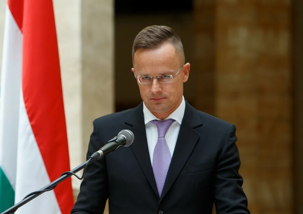 🇭🇺🇪🇺🇺🇦 Ministro de Asuntos Exteriores húngaro, Peter Szijjártó: “Hungría bloqueará por ahora la asignación de 2.000 millones de euros de la UE para Ucrania hasta que reciba garantías de que las empresas húngaras no serán incluidas en la lista negra ucraniana”.