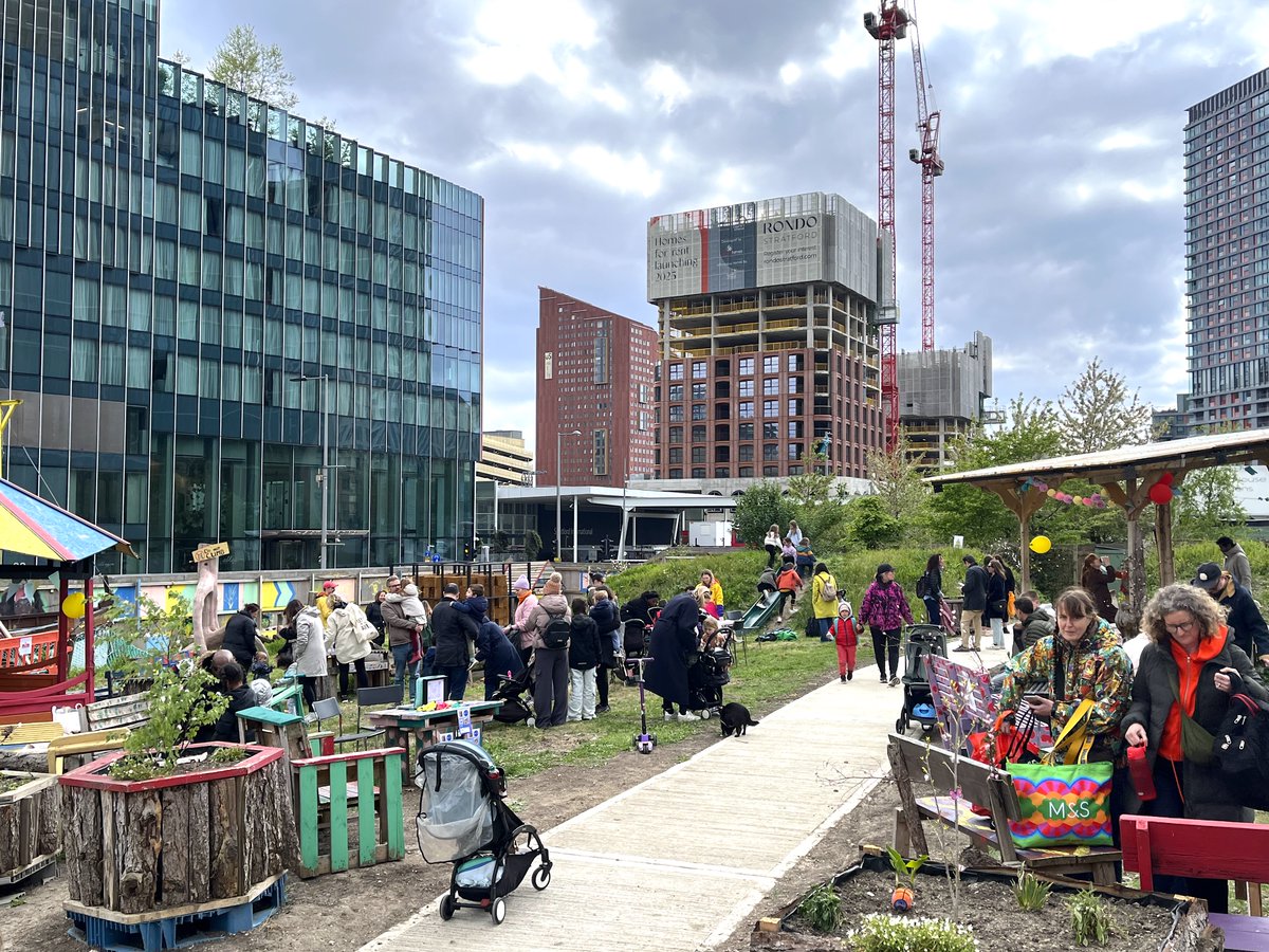HadleyProperty's tweet photo. In urban cities like London, finding green spaces is rare. At Hadley, we kicked off our Earth Day celebrations early with the spring re-opening of our meanwhile growing gardens, Stratford. What a great turnout and a great reminder to keep nurturing these unique spaces. #EarthDay https://t.co/T44sZamHvM