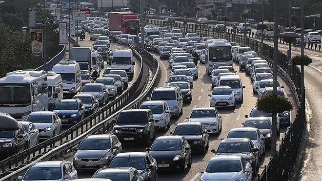 TRAFİK SİGORTASINDA YENİ DÖNEM: ZAM HESABINDA DEĞİŞİKLİK Trafik sigortasında zam hesabı değişti. 7 yıldır trafik sigortasında prim artışlarını Sigortacılık ve Özel Emeklilik Düzenleme ve Denetleme Kurumu belirliyor. Zam için bir tavan fiyat belirleniyor ve poliçeler bu rakamın