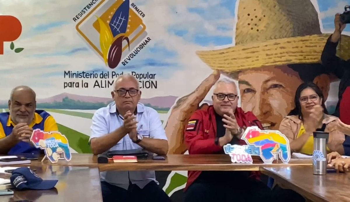 MinAlimenBa's tweet photo. Una amplia reunión para la revisión de tareas estratégicas y la supervisión de la gestión alimentaria lideraron el Director Territorial de Alimentación, GD Edgar Guillén y el Comisionado Especial del #Minppal en la región, GD Alexander Narváez en conjunto con el #EMA #Barinas. https://t.co/BtLDvj6fql