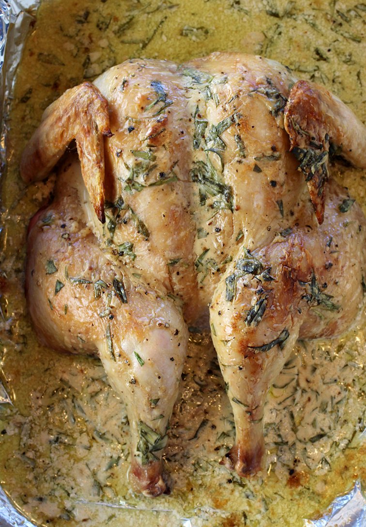 'Epic Tarragon Roast Chicken'' truly is epic with a creamy, buttery tasting sauce that gets made with ease in the same pan as the chicken. @TenSpeedPress  #juliusroberts foodgal.com/2024/04/epic-t…