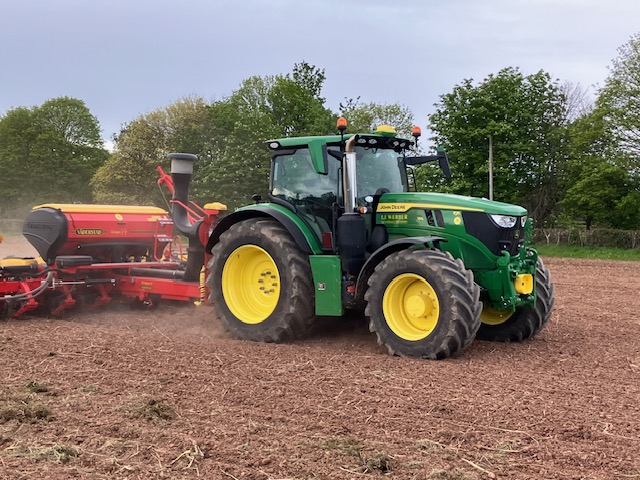 𝗠𝗔𝗜𝗭𝗘 𝗗𝗥𝗜𝗟𝗟𝗜𝗡𝗚 𝗜𝗦 𝗔 𝗚𝗢 🚦🌽 Matt from our Precision Technologies team was out last week helping contractor IJ Webber with their Vaderstad Tempo F8 drill planting maize for R & E Baker & Son of Cannington, Somerset. #springdrilling #johndeere #huntforestgroup