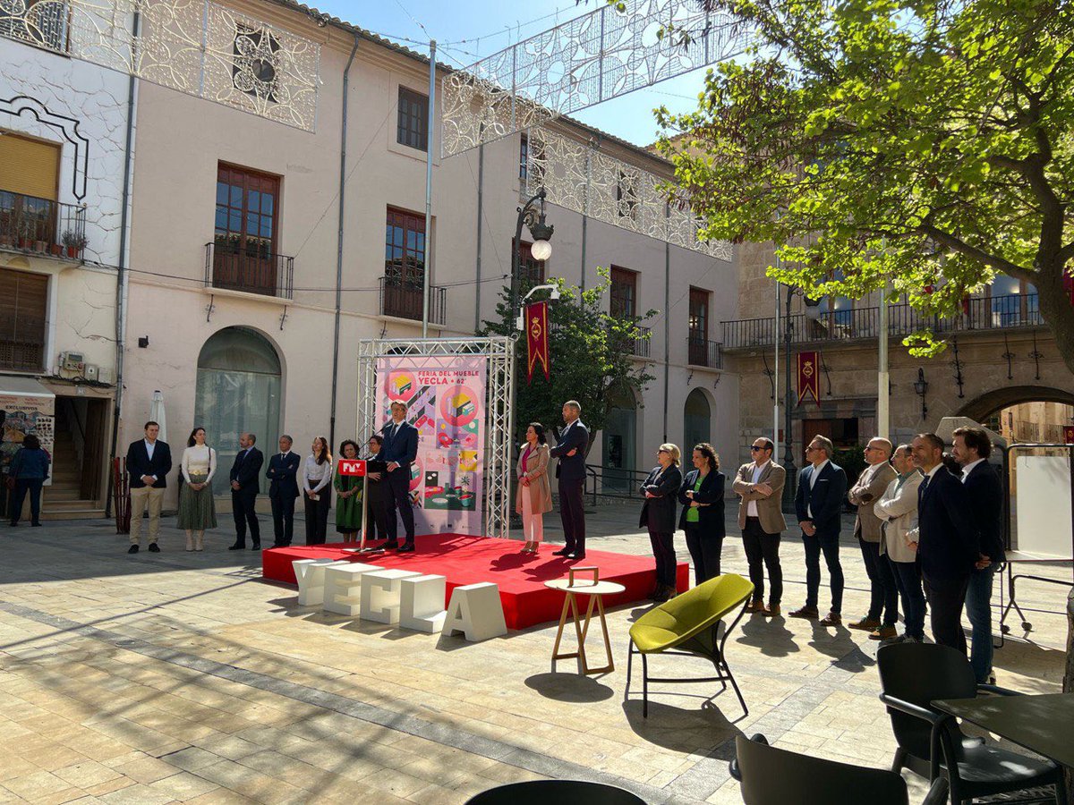 🚪Asistimos a la Presentación en Caravaca de la Cruz de la 62 edición de la Feria del Mueble de #Yecla. ✅ Desde VOX seguimos apostando por el sector del mueble. 🇪🇦Nuestro producto nacional lo primero🇪🇦 #SoloQuedaVOX