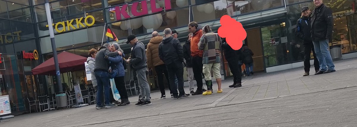 Die Massen strömen vorbei.

2 Personen #Gegenprotest mittlerweile.

Immer noch keine 'Teilhabe an der öffentlichen Meinungsbildung'.

#KeinFriedenMitNazis #KeinBündnisMitNazis #EsGibtKeinRuhigesHinterland
#fghtnzs