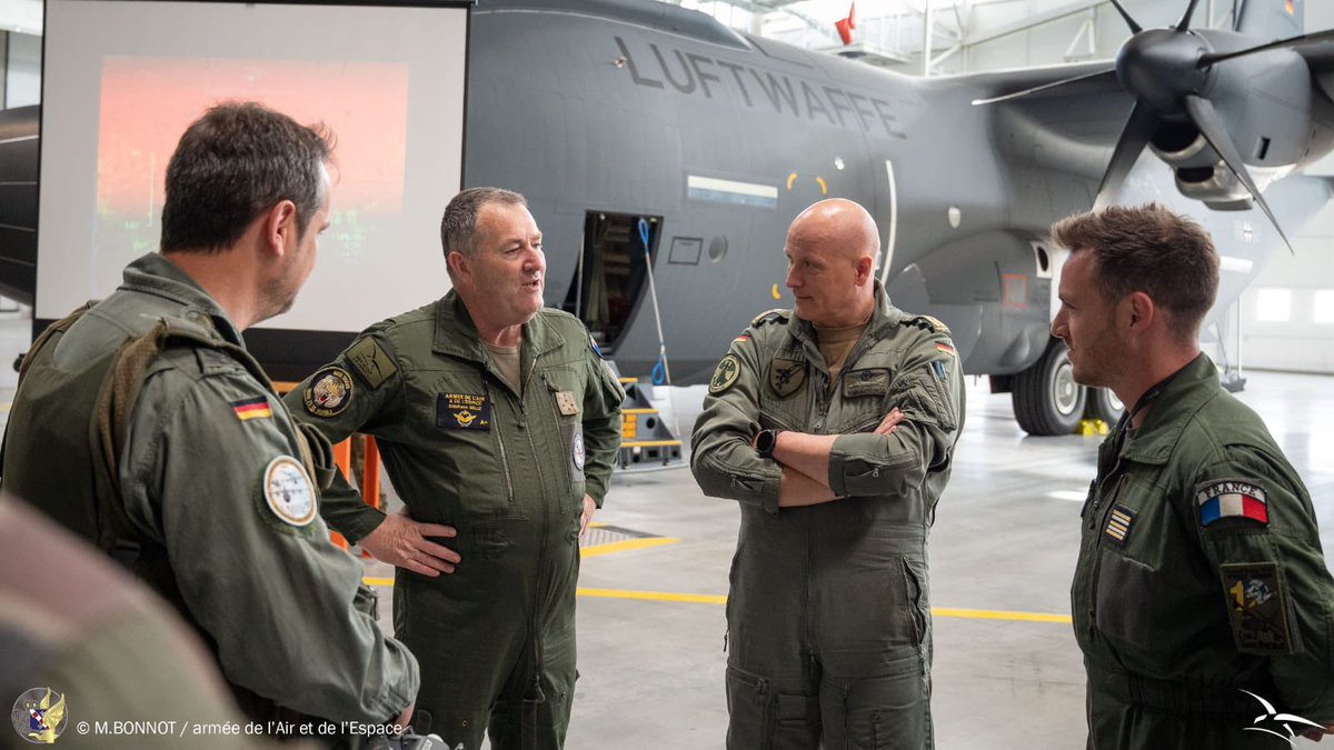 Merci! Danke! Vous avez fait du bon travail. Sie haben großartiges geleistet. Der Boss und General Stéphane Mille, Chef @Armee_de_lair, bedankten sich bei den Frauen und Männern der „Rhein“ Staffel, die mit ihren C130 Maschinen gemeinsam Hilfsgüter über dem Gaza abgeworfen haben.