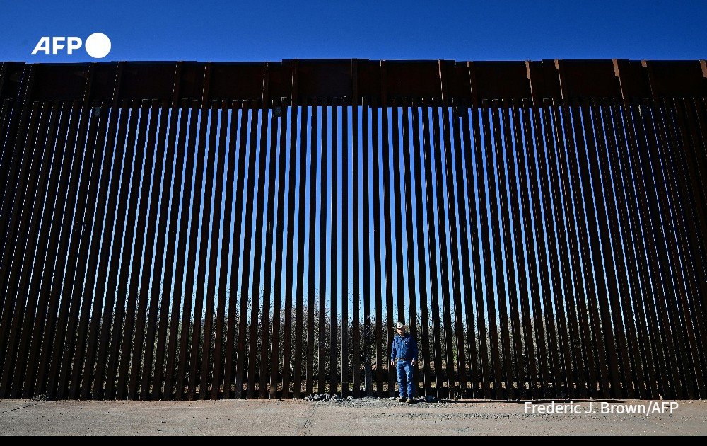 John Ladd is a rancher from a family that arrived in Arizona when the border with Mexico was just a line on the map. Now he views that frontier - and the thousands of people who spill across it daily - as a threat to his way of life. 🖋️ @paulacramon ➡️ u.afp.com/5dJB