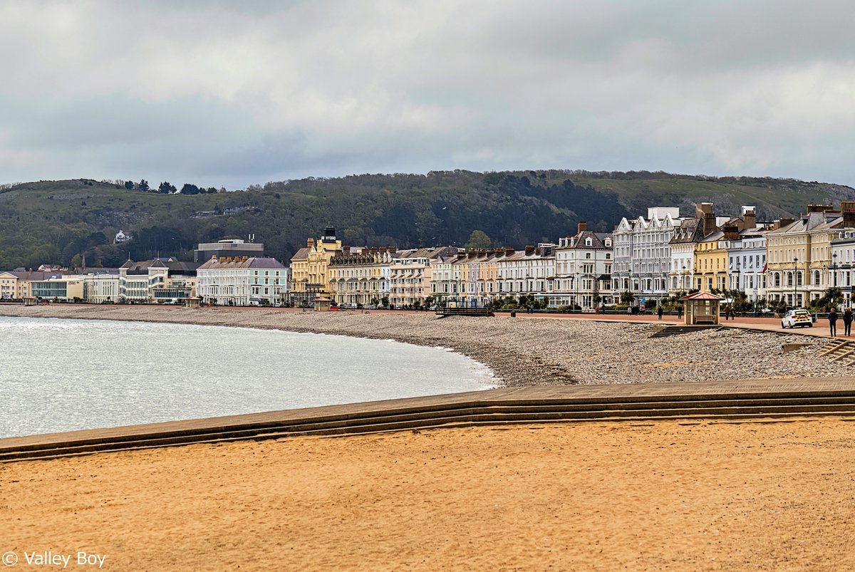 An early start to an overcast but dry April day, at Llandudno's scenic North Shore promenade and beach. @Ruth_ITV @ItsYourWales @WalesCoastPath @NWalesSocial @northwaleslive @OurWelshLife @northwalescom @AllThingsCymru #Llandudno #NorthShore #Promenade #Overcast #April #Wales