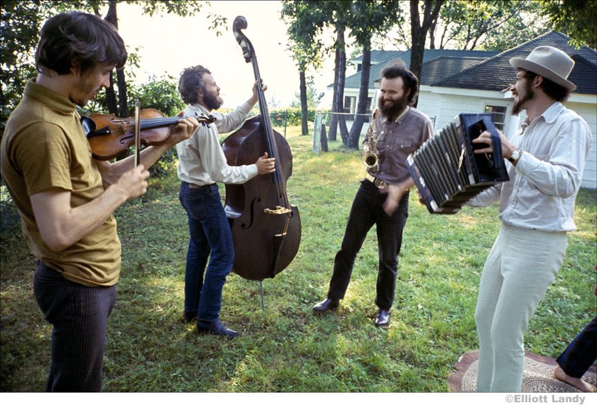 Happy #EarthDay! To celebrate, here's pic of The Band enjoying the great outdoors in Woodstock back in 1969. 🌳🎶 📸 Elliott Landy