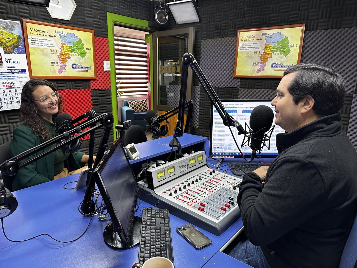 🎙️#VoceríaEnMedios | 🎙️ Seremi María Fernanda @moragavistoso visitó los estudios de @RadioCarnavalFM, para conversar con @giannipancetti sobre la baja en la canasta familiar, Royalty Minero y el nuevo aeropuerto anunciado por el Presidente @gabrielboric para nuestra región.