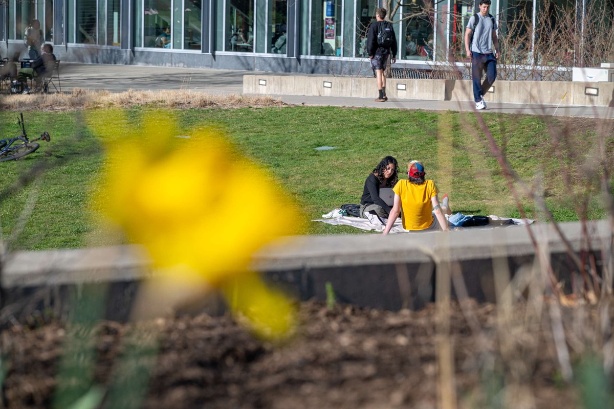 #HappyEarthDay 🌍 We're starting to see signs of spring here @UMassAmherst 🌸🌺🌹 #umassamherst #umass #umassadmissions #earthday