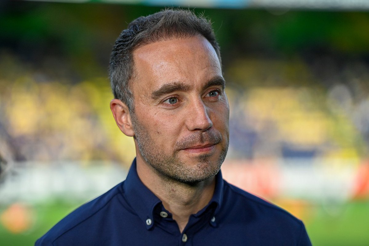oranjefussball's tweet photo. Sjors #Ultee wird neuer Cheftrainer von #TOPOss - das vermeldet @VI_nl. Der 36-jährige soll die Nachfolge von Ruud Brood antreten und einen Zweijahresvertrag unterschreiben. Ultee ist seit Herbst 2023 vereinslos und trainierte zuletzt Fortuna Sittard. https://t.co/PV4JSzCKJg
