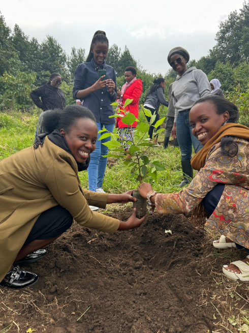 'If you educate a man, you simply educate an individual, but if you educate a woman, you educate a whole nation.' We've partnered with @savinggorillas to support a new Girls in #Conservation project in Rwanda. #EarthMonth #EarthDay #ClimateChange loom.ly/YPKOZCw