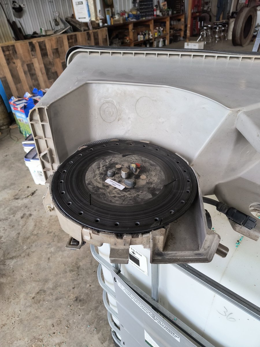 gvjfarms's tweet image. Kinda nice to have an "I State" spring for a change. Wheat ✓, Sugarbeets ✓, now to switch over and get after the corn. #norush #plant24 #perfectconditions