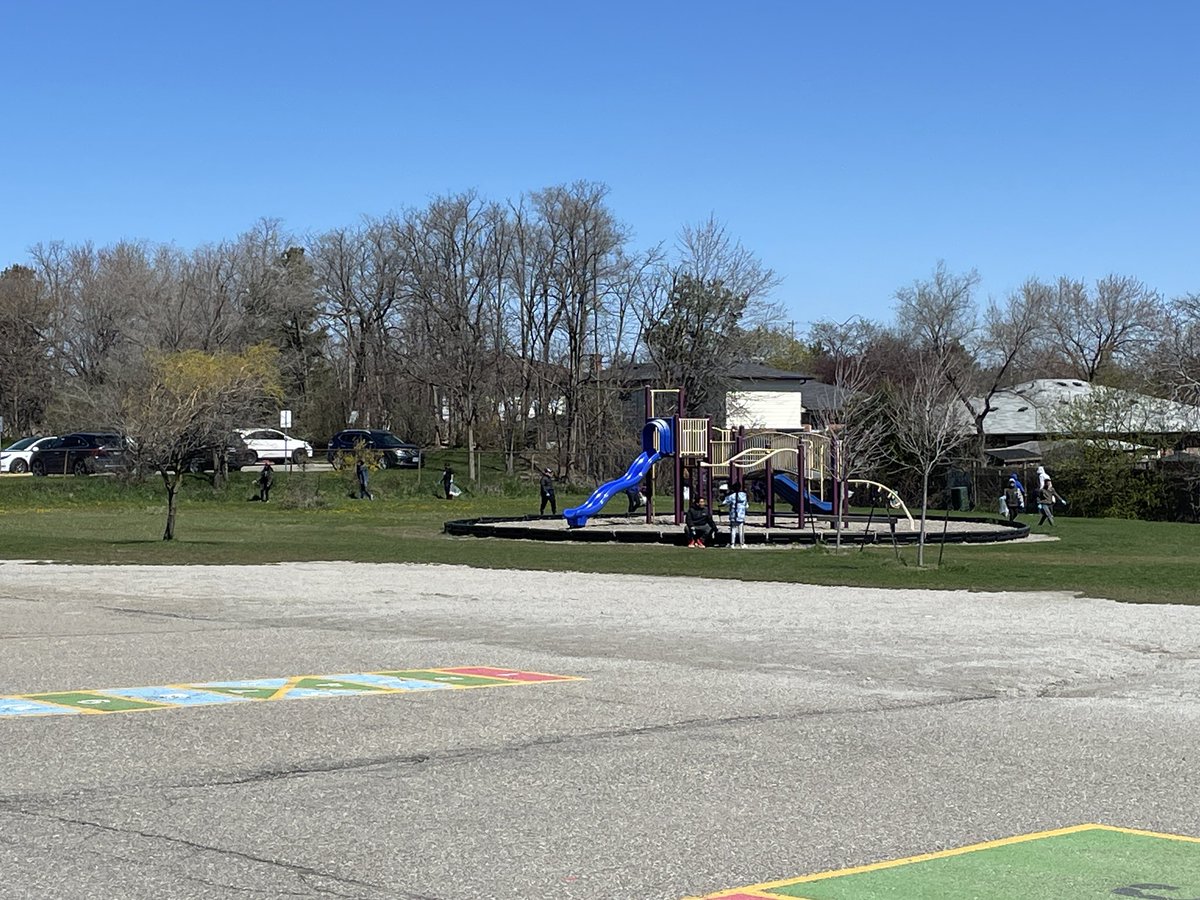 Thanks to our hardworking #VanierVikings for helping with our #EarthDay yard clean-up! #thankyou for being #stewards of the Earth 🌏! #greatthings #dpcdsb <a href="/ECOVanier/">GEORGES VANIER ECO TEAM</a> <a href="/DP_EcoSchools/">@DP_EcoSchools</a> <a href="/EcoSchoolsCAN/">EcoSchools Canada</a>