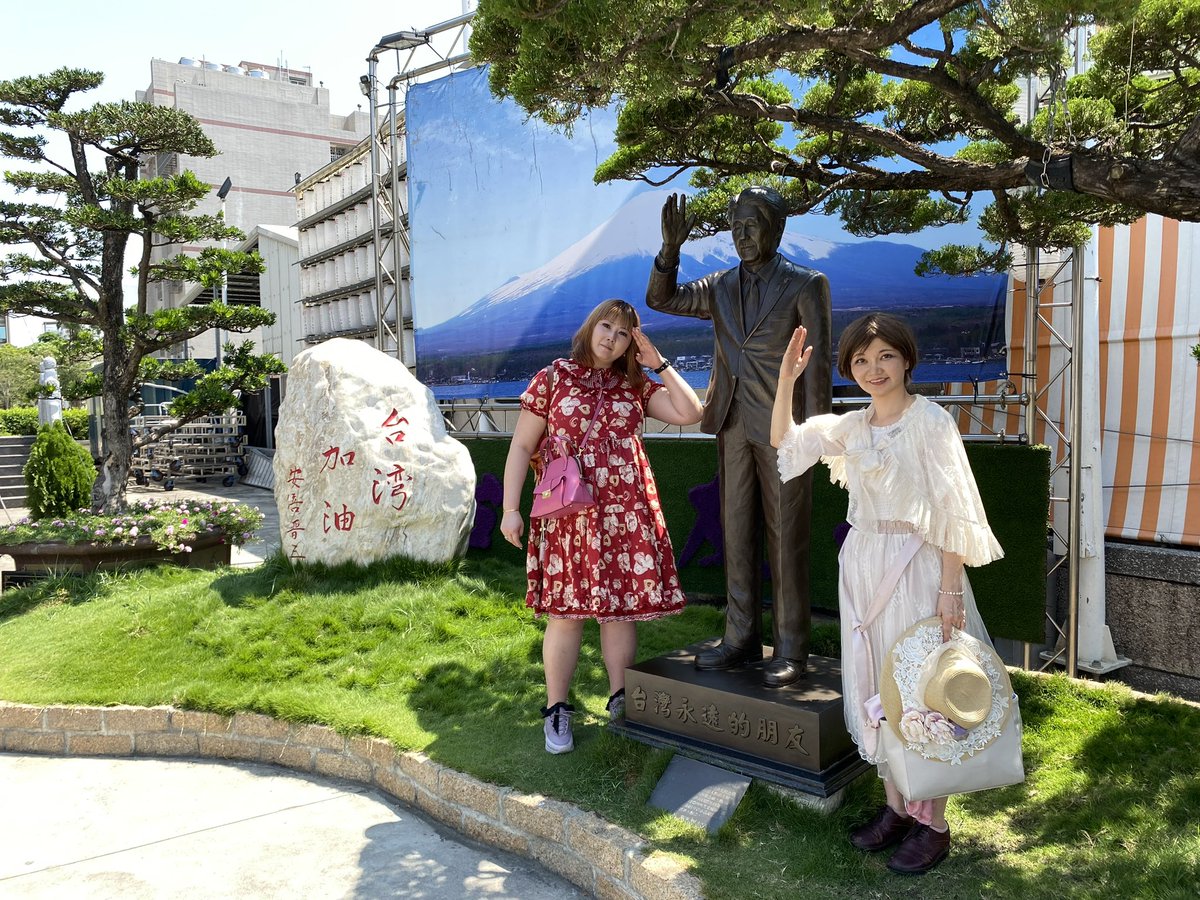 itigo5711's tweet photo. 昨日、さちみんと一緒に台湾の安倍さんの銅像が祀られている高雄の保安堂に行ってきました。やっぱり安倍さんには、生きていてほしかったという思いと、台湾の方々にとても感謝してもしきれないという思いでした。色々教えてくれた木村さんにも感謝です。 https://t.co/bDzYX0Uw72