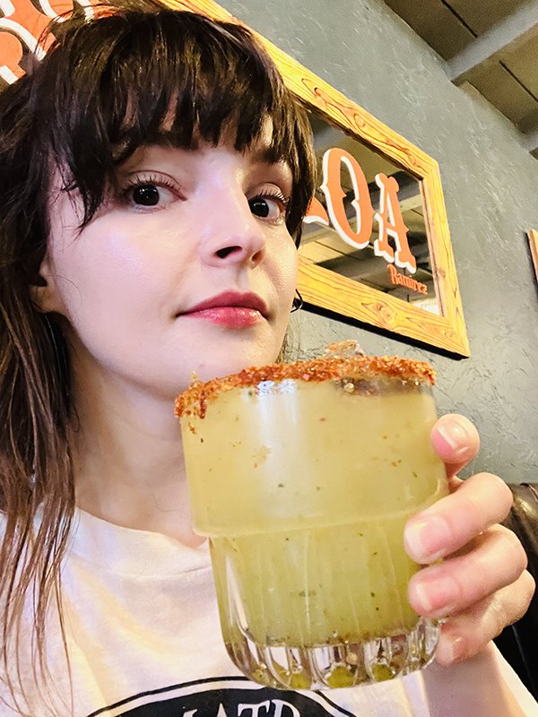 Dear Mayberries, There might not be any updates in terms of new music or studio work in @laurenevemay's recent newsletter but here you have a lovely picture of her being at a Mexican restaurant with a friend from Glasgow🤗🌮🥃 #laurenmayberrysoloera #laurenmayberry #mexicanfood