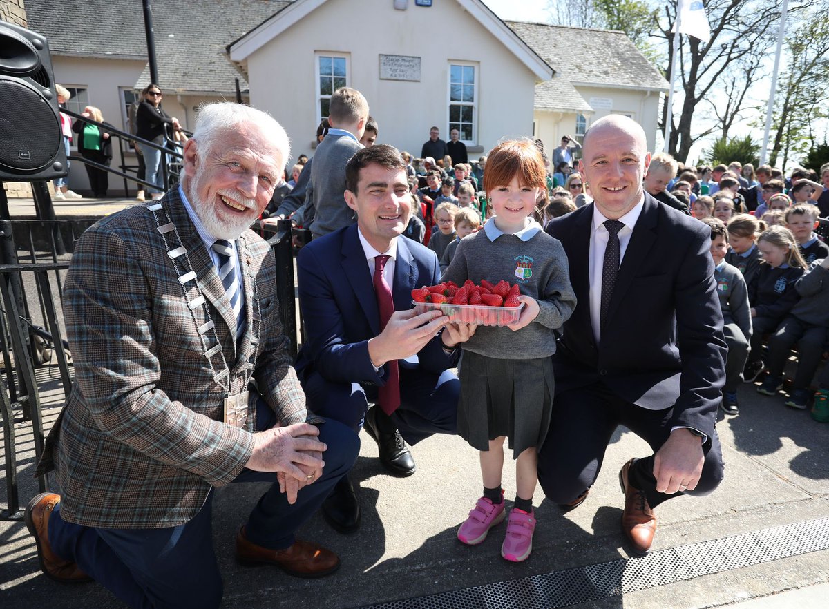 Next up was a visit to launch another project delivered with Government support with the new Safe Route to School infrastructure in Scoil Mhuire in Rosslare, County Wexford- a fantastic school in the heart of the community embracing active travel & lots of strawberries too🍓!