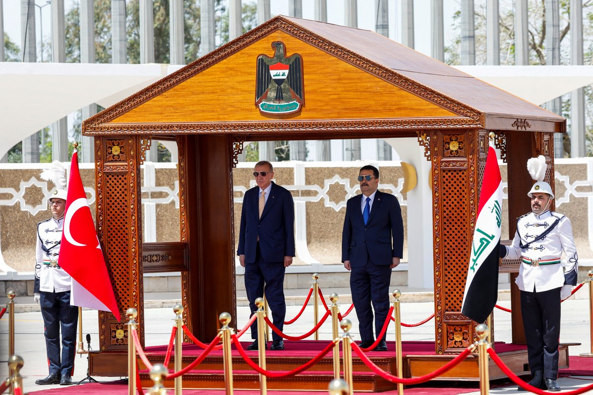 صدر ایردوان کا 12 برس بعد عراق کا پہلا دورہ، عراقی وزیر اعظم اور دیگر عراقی حکام سے ملاقات دونوں ممالک کے مابین اہم معاہدے متوقع مکمل تفصیل اس لنک پر ملاحظہ کریں 👇 turkeyurdu.com/turkiyes-presi…