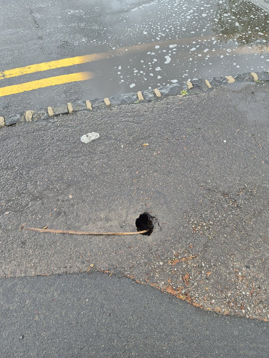 CaptRodwell's tweet photo. @ReadingCouncil there's a pot/sinkhole in the pavement at the corner of Micklands and Henley Road. It's about a foot deep and is on a school route. https://t.co/mX6E6J0A3R