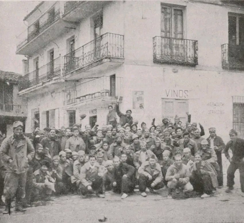 Quiero regalaros una foto de los verdaderos luchadores por la libertad. Ejército del Frente Popular y Brigadistas Internacionales en #MorataDeTajuña . 
#BrigadasInternacionales
#InternationalBrigades
#SpanishCivilWar