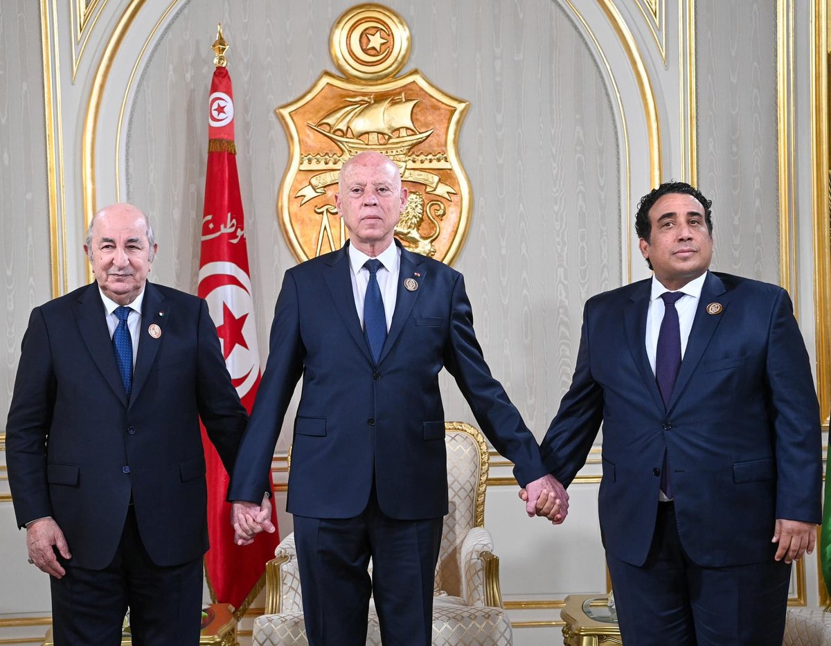 A l'invitation de son frère le Président #KaïsSaïed, le Président #Tebboune prend part à la 1e réunion consultative regroupant les dirigeants 🇩🇿, 🇱🇾 &🇹🇳. Relancer l'action commune & renforcer la coordination sur des questions régionales & internationales. #Algérie #Libye #Tunisie