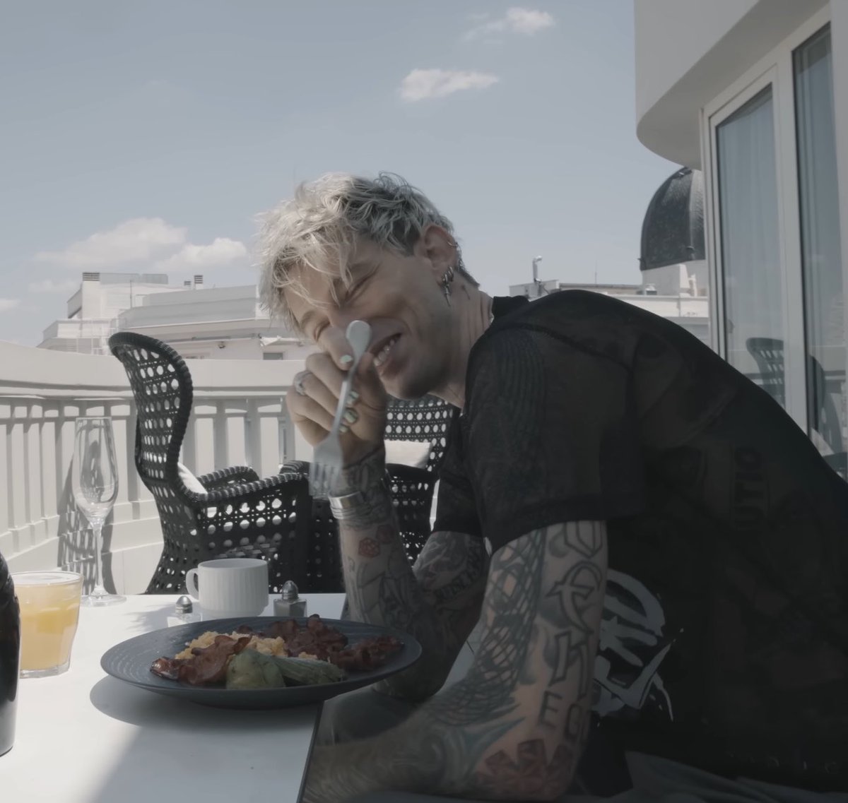 kellsbinge's tweet photo. Happy birthday to my favorite person on the planet @machinegunkelly 🖤 https://t.co/uMXdwNs4O4
