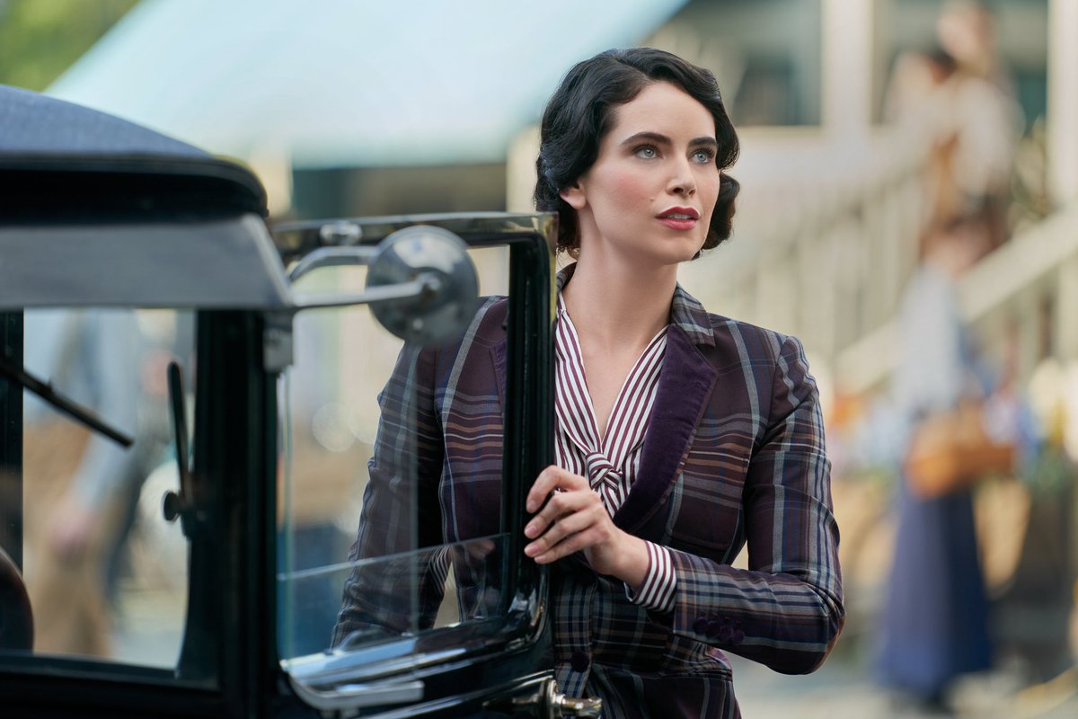 janettemsu's tweet image. As someone who has her Janette named spelled wrong ALL the time, let’s get this cleared up. I’ve seen about 100 different spellings so far. 😜🤣 

The credit sheet has her listed as: 

Jeanette Aucoin ✅

She’s played by Cecilia Deacon. Welcome to the #Hearties fam!