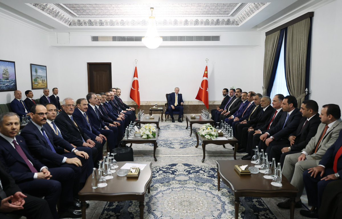 رئيس الجمهورية السيد رجب طيب أردوغان، يستقبل ممثلي المجتمع السنّي في العراق في العاصمة بغداد، على هامش الزيارة الرسمية التي يجريها إلى العراق.